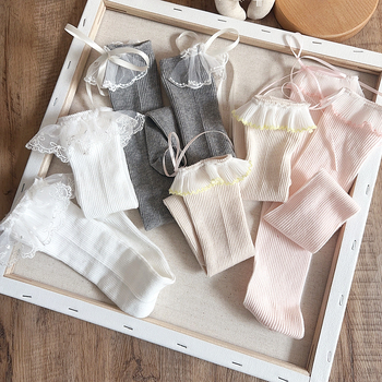 Lastel keskmise pikkusega sokid, käsitöö, pitsiline ääris ja lint, printsess-stiil, kangas, geomeetriline muster, kevad 2025