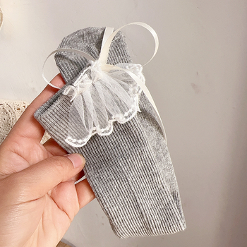 Lastel keskmise pikkusega sokid, käsitöö, pitsiline ääris ja lint, printsess-stiil, kangas, geomeetriline muster, kevad 2025