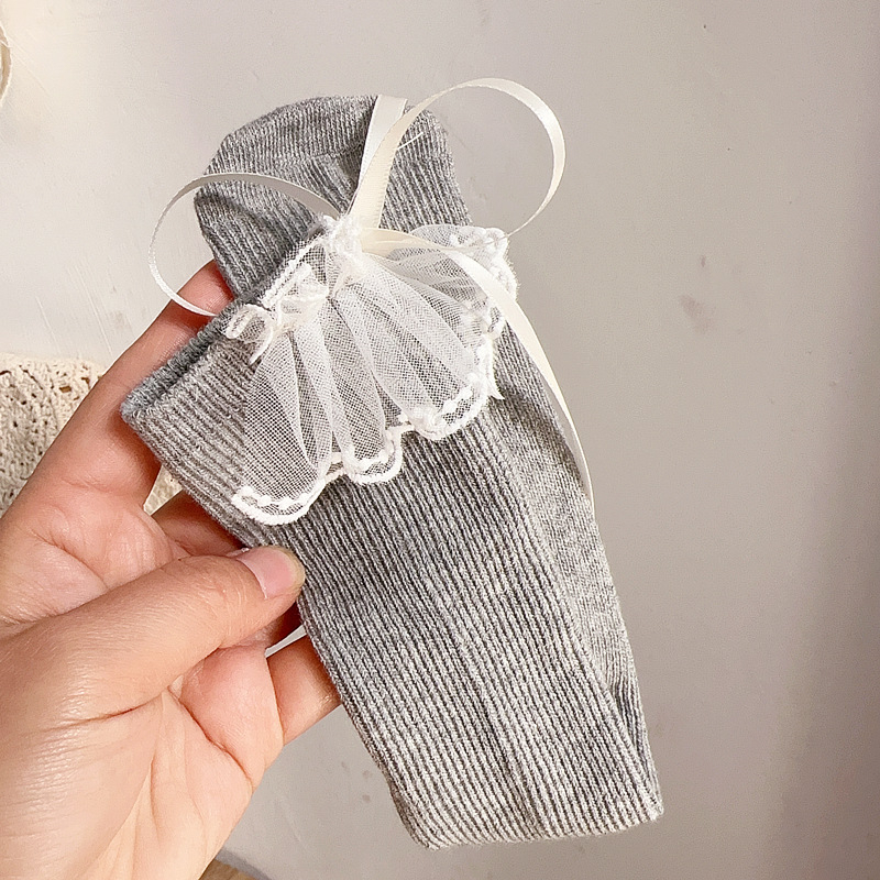 Lastel keskmise pikkusega sokid, käsitöö, pitsiline ääris ja lint, printsess-stiil, kangas, geomeetriline muster, kevad 2025