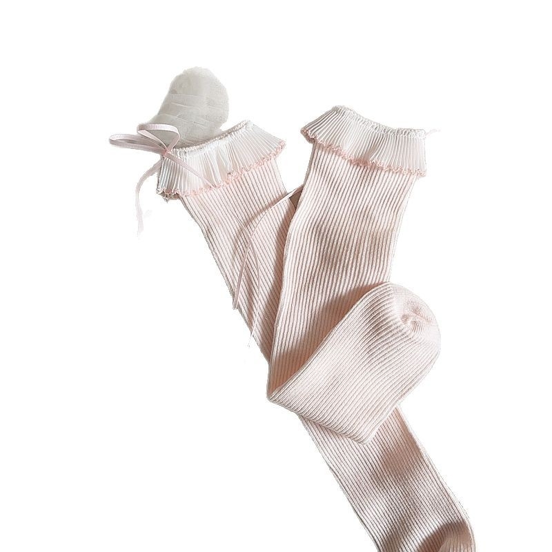 Lastel keskmise pikkusega sokid, käsitöö, pitsiline ääris ja lint, printsess-stiil, kangas, geomeetriline muster, kevad 2025