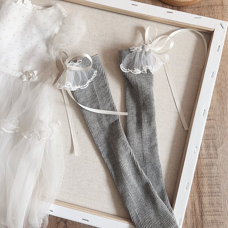 Lastel keskmise pikkusega sokid, käsitöö, pitsiline ääris ja lint, printsess-stiil, kangas, geomeetriline muster, kevad 2025