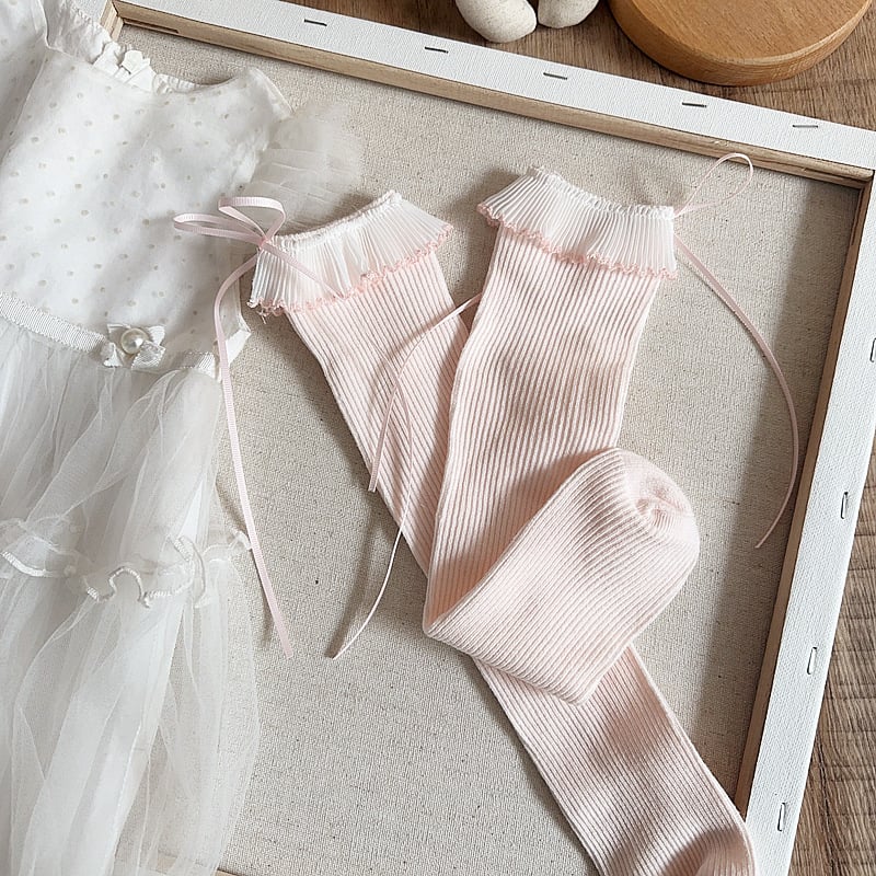 Lastel keskmise pikkusega sokid, käsitöö, pitsiline ääris ja lint, printsess-stiil, kangas, geomeetriline muster, kevad 2025