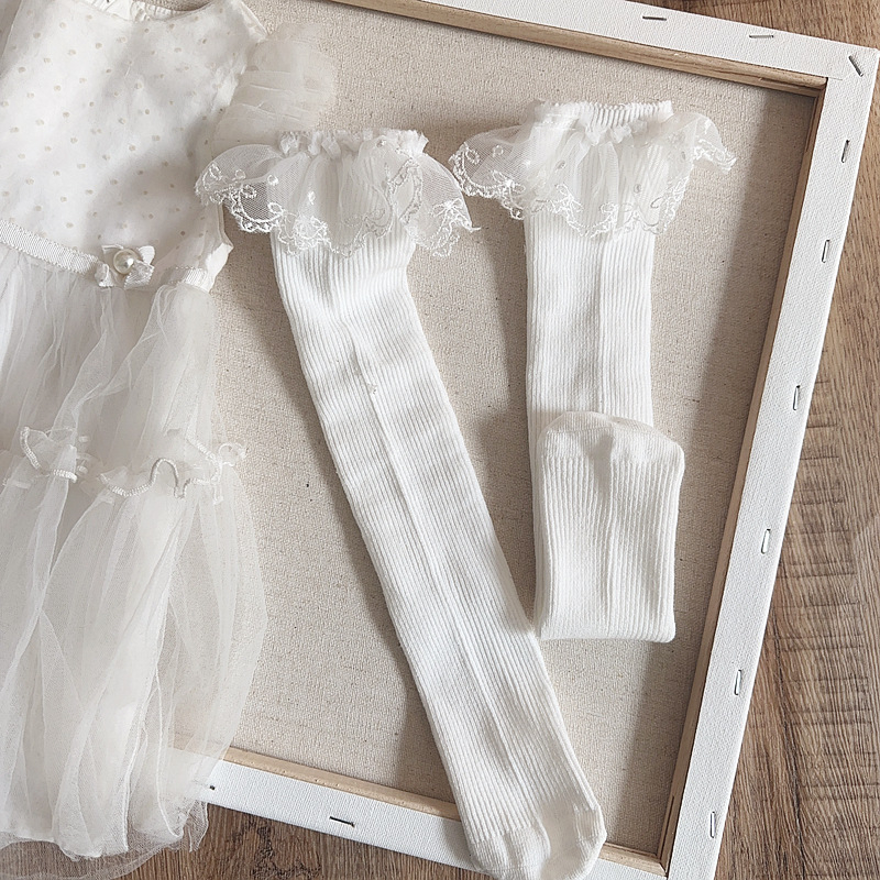 Lastel keskmise pikkusega sokid, käsitöö, pitsiline ääris ja lint, printsess-stiil, kangas, geomeetriline muster, kevad 2025