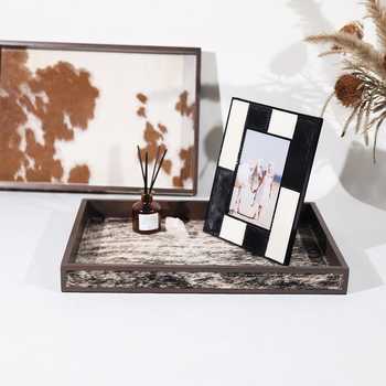 Puidust dekoratiivne servingplaat, kaasaegne minimalistlik stiil, metalliline viimistlus; kaubamärk Domo Home; sobib ärikingitus, reklaamkingitus või heaolukingituseks.