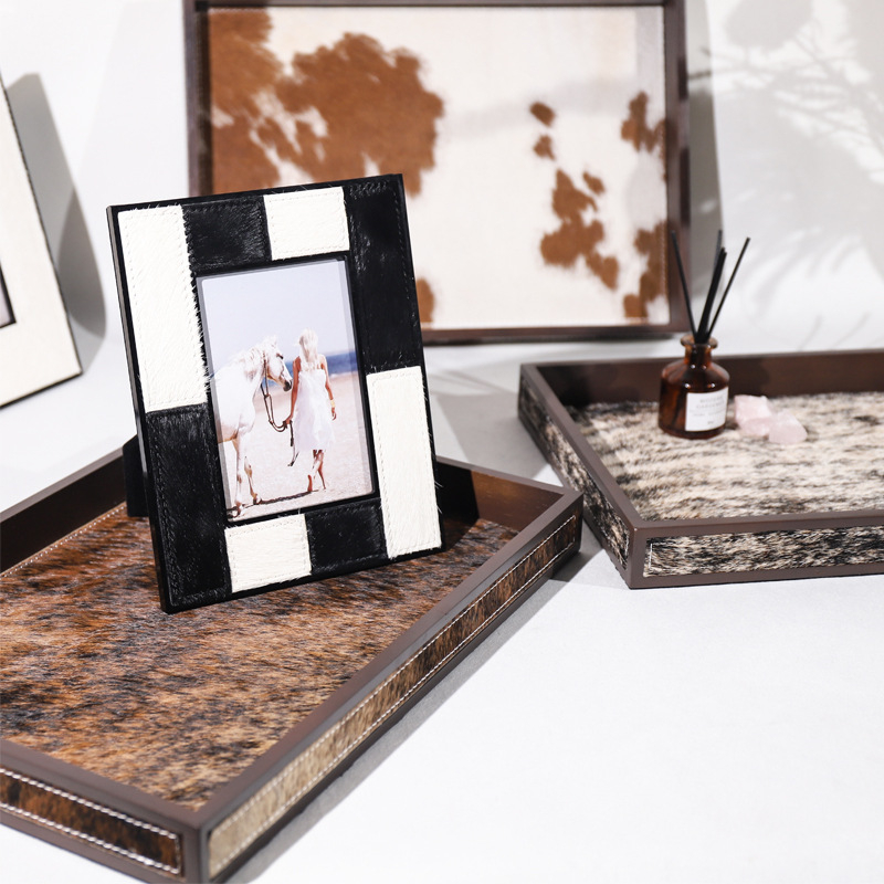 Puidust dekoratiivne servingplaat, kaasaegne minimalistlik stiil, metalliline viimistlus; kaubamärk Domo Home; sobib ärikingitus, reklaamkingitus või heaolukingituseks.