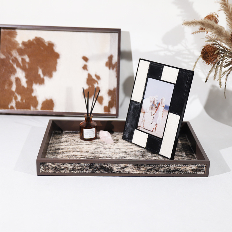 Puidust dekoratiivne servingplaat, kaasaegne minimalistlik stiil, metalliline viimistlus; kaubamärk Domo Home; sobib ärikingitus, reklaamkingitus või heaolukingituseks.