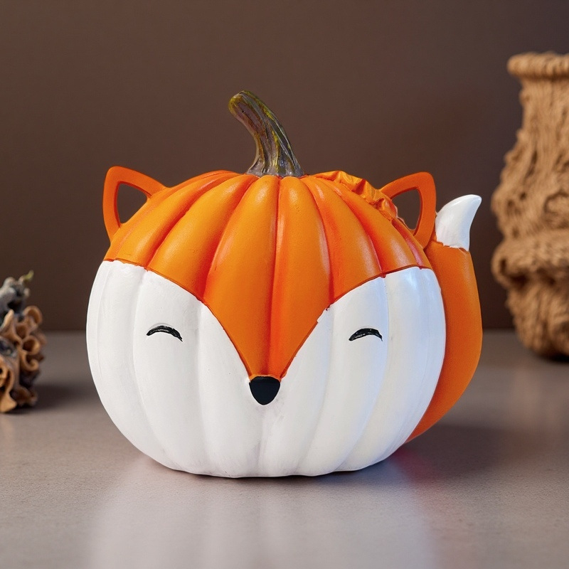 Resīna dzīvnieku figūra ar Ziemassvētku motīvu un ķirbja motīvu, krāsota, piemērota galda un ieejas dekorēšanai