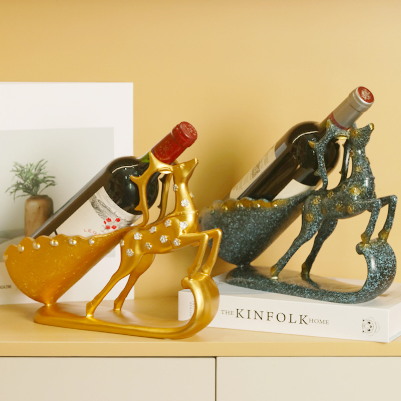 Brieža figūras no sveķiem – vīna statīvs, mūsdienīgs minimālisma dizains dzīvojamai istabai