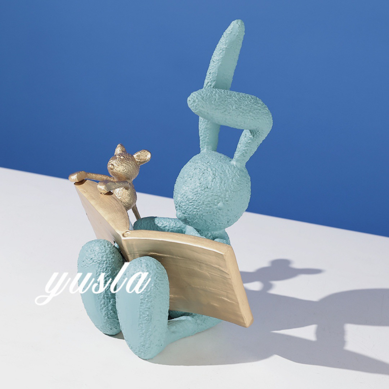 Sveķu zaķa skulptūra — mūsdienīgs minimālisma stils; materiāls: sveķi; Proces: skulptūra; zīmols: By the South.