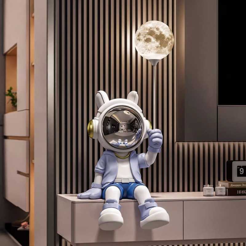 Dekoratīvā figūra kosmonauts, no sveķiem, roku apgleznota, mūsdienīgs minimālisms, naudas krājkase