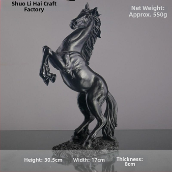 Rēzīna zirga dekora figūra birojā un ieejas koridorā — ķīniešu stilā gravēta figūra dzīvojamās istabas dekoram