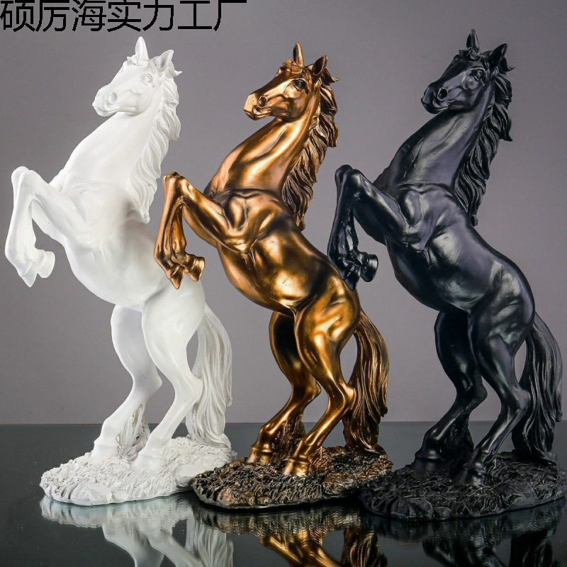Rēzīna zirga dekora figūra birojā un ieejas koridorā — ķīniešu stilā gravēta figūra dzīvojamās istabas dekoram