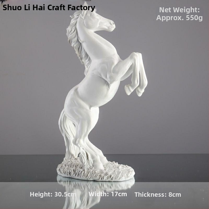 Rēzīna zirga dekora figūra birojā un ieejas koridorā — ķīniešu stilā gravēta figūra dzīvojamās istabas dekoram