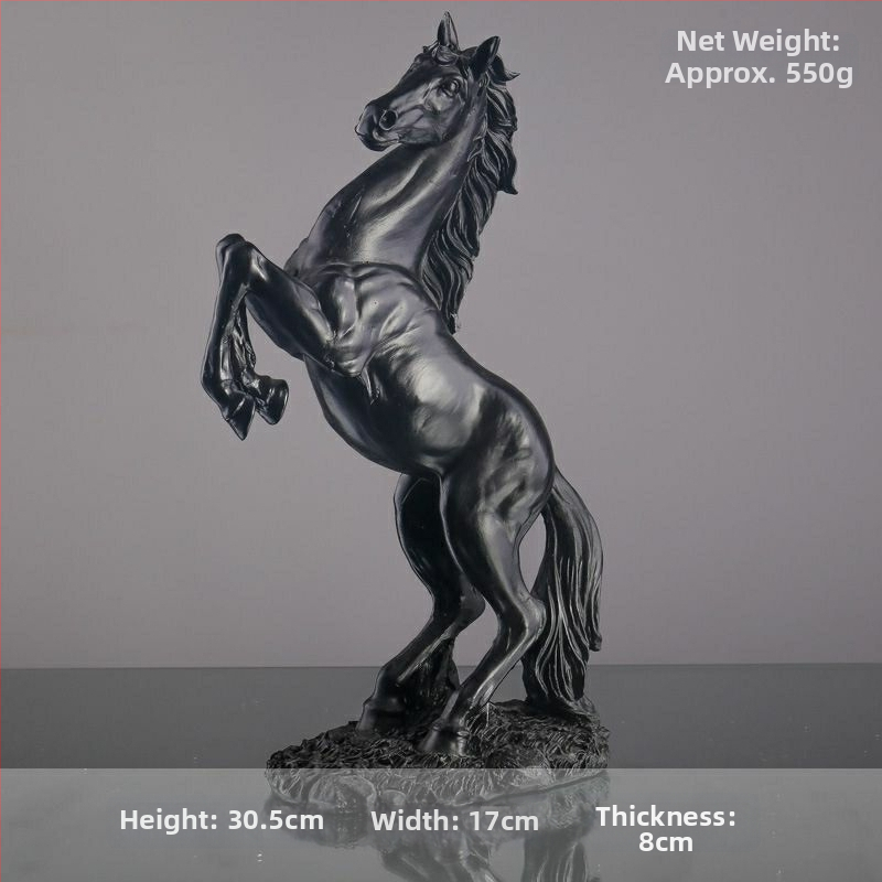 Rēzīna zirga dekora figūra birojā un ieejas koridorā — ķīniešu stilā gravēta figūra dzīvojamās istabas dekoram