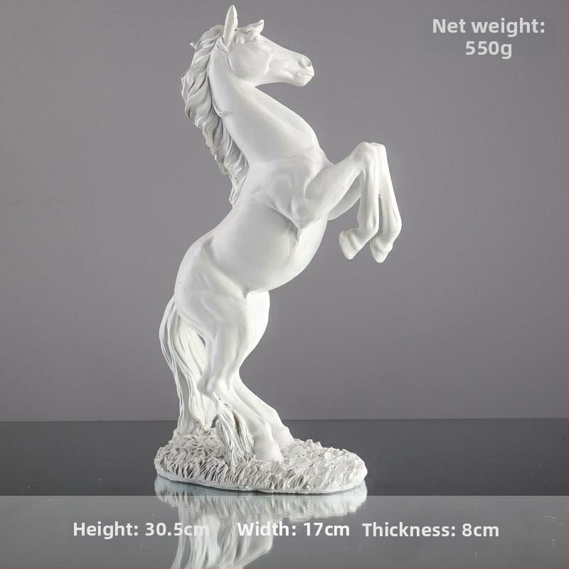 Rēzīna zirga dekora figūra birojā un ieejas koridorā — ķīniešu stilā gravēta figūra dzīvojamās istabas dekoram