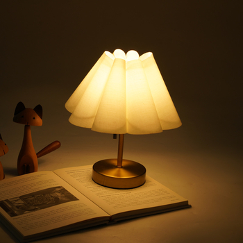 Stolna lampa s platnenim abažurom i željeznom umjetnošću, cvjetni oblik, stil svjetla luksuza, napajanje baterijom, beskonačno podešavanje jačine svjetla