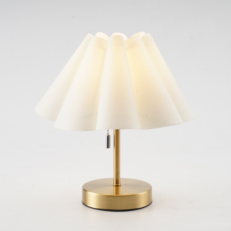 Stolna lampa s platnenim abažurom i željeznom umjetnošću, cvjetni oblik, stil svjetla luksuza, napajanje baterijom, beskonačno podešavanje jačine svjetla