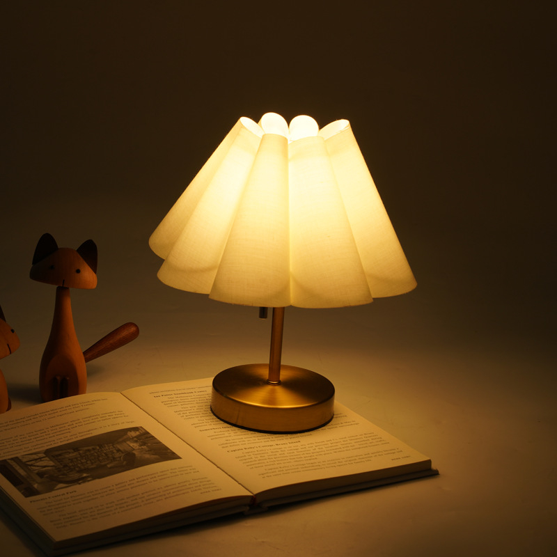 Stolna lampa s platnenim abažurom i željeznom umjetnošću, cvjetni oblik, stil svjetla luksuza, napajanje baterijom, beskonačno podešavanje jačine svjetla