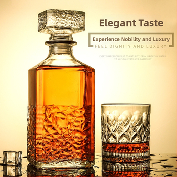 Stiklinė vyno buteliukas su kvadratine deimantine dugne, uždarytas, paruošta spausdinimui