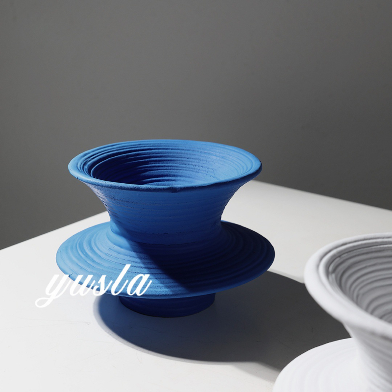 Dekorativna figurica od smole, modernog minimalističko-retro stila, smolarski proizvod From south
