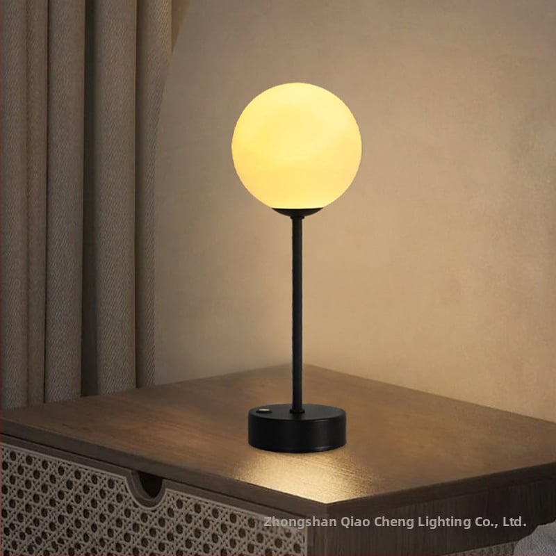 Настолна лампа HT-TD1W135 с LED осветление, сензорен превключвател, вградена батерия, акрилен абажур, модерен минималистичен стил