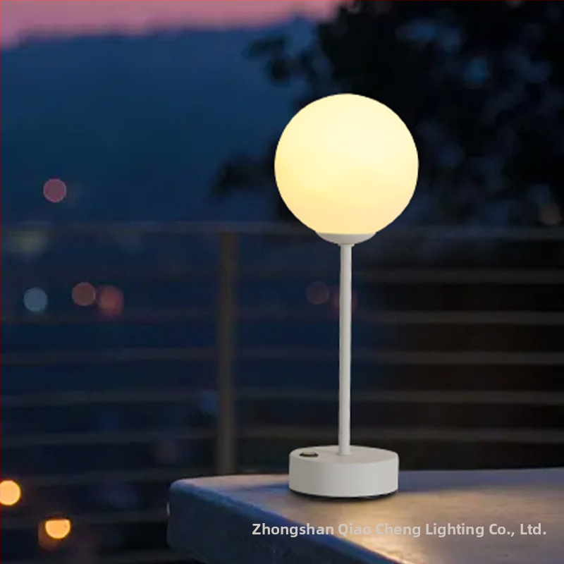 Настолна лампа HT-TD1W135 с LED осветление, сензорен превключвател, вградена батерия, акрилен абажур, модерен минималистичен стил