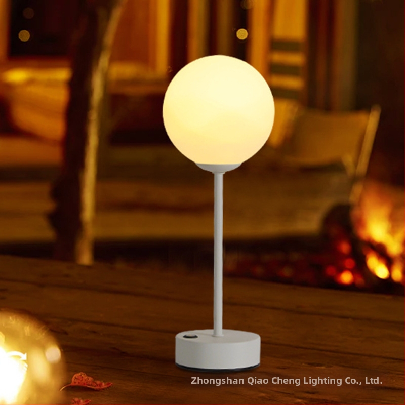 Настолна лампа HT-TD1W135 с LED осветление, сензорен превключвател, вградена батерия, акрилен абажур, модерен минималистичен стил