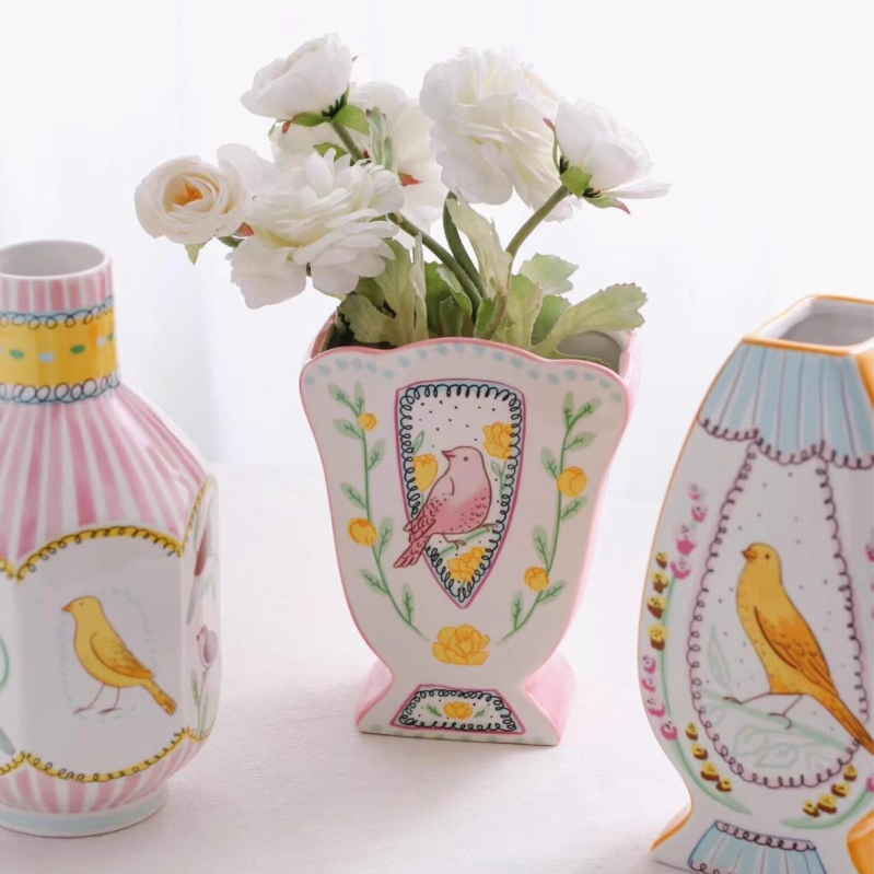 Keramička vaza s motivom Nightingale i Rose, moderni minimalistički stil, spremna za poklon