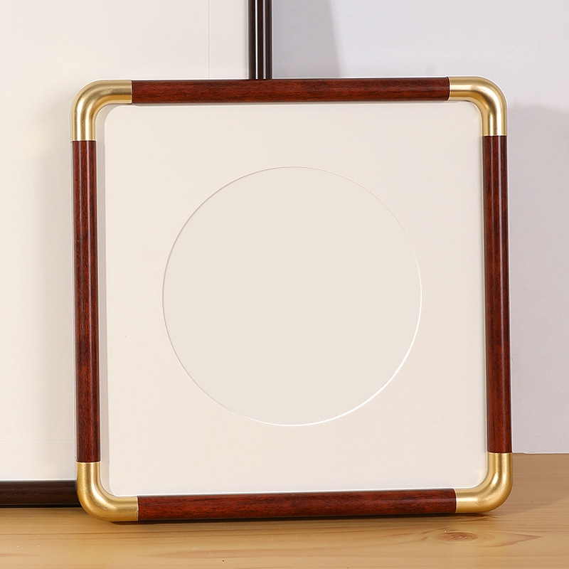 Ķīīniešu stilā kvadrātiska fotogrāna ar imitētām vara stūriem, zīda ziedu materiāls, pielāgojams ārējais rāmis