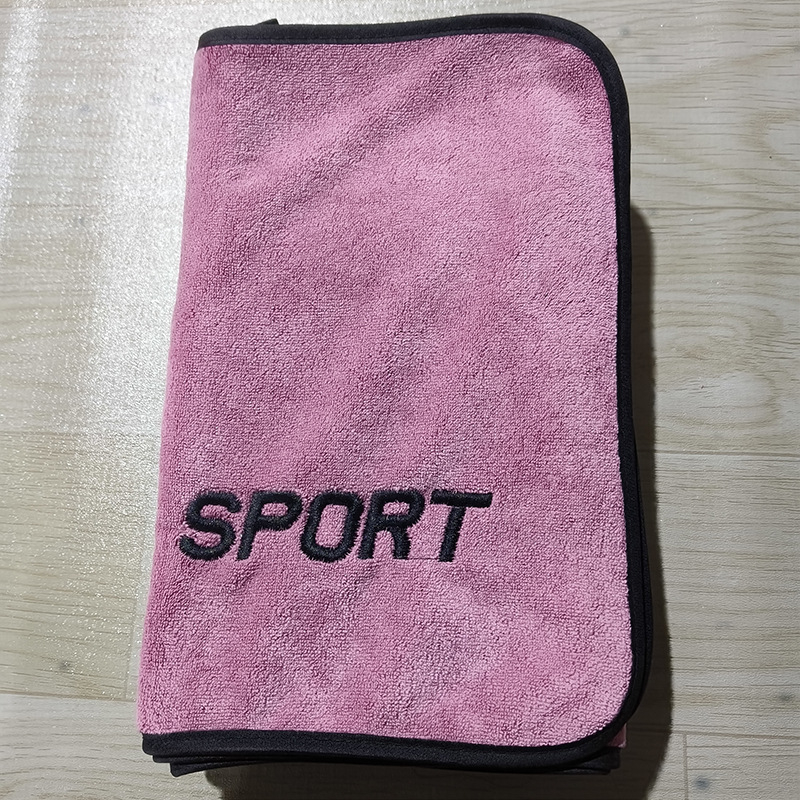 Sportski ručnik od mikrovlakana, brzo sušenje, apsorpcija znoja 0-5 s, težina 130 g, vezenje i šivanje
