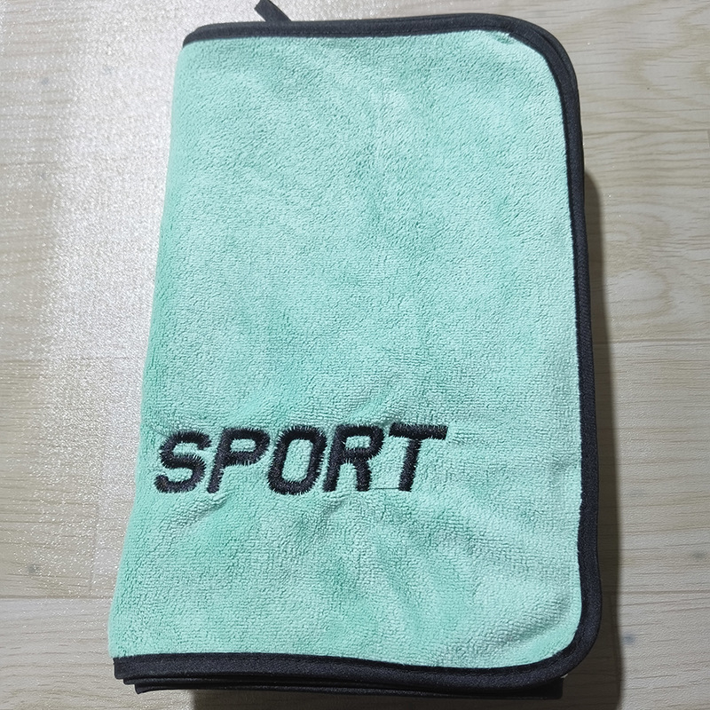 Sportski ručnik od mikrovlakana, brzo sušenje, apsorpcija znoja 0-5 s, težina 130 g, vezenje i šivanje