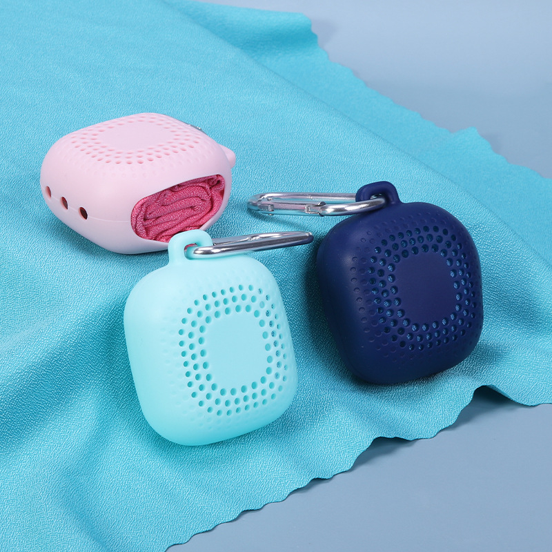 Szuperfinom rostokból készült sporttörölköző, hűsítő, gyorsan szárad, vízfelvétel 0–5 s, 35 g, logóval ellátva, edzéshez és jógahoz