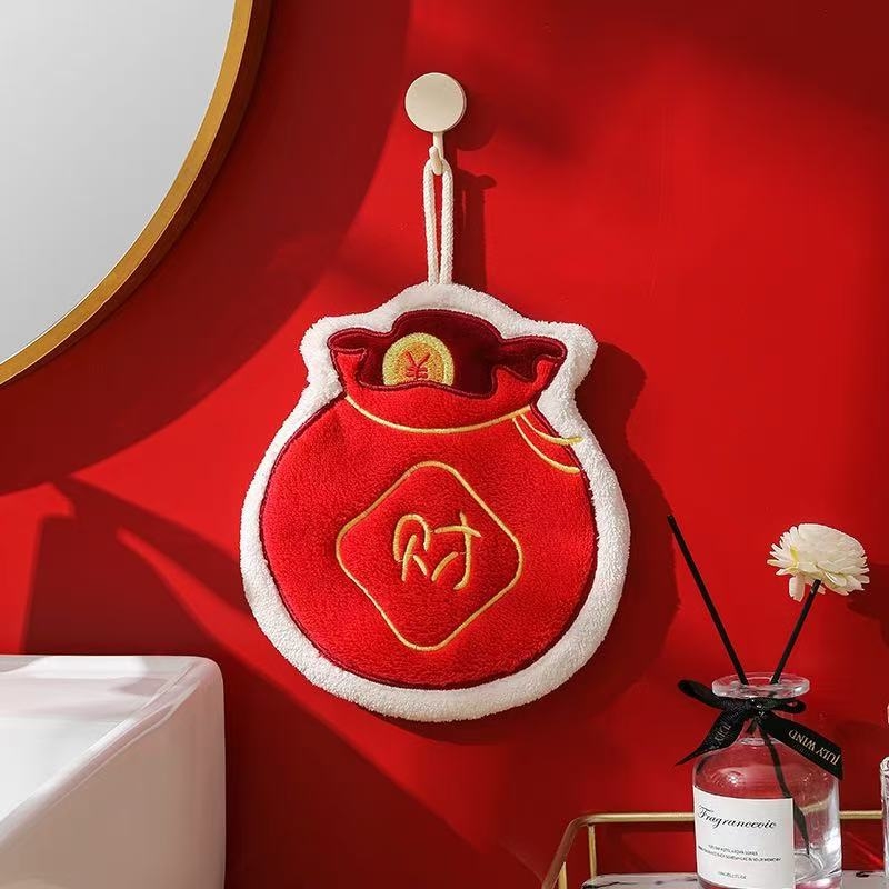 Akasztós kéztörlő hímzett jókívánság gazdagság motívummal, korall fleece anyagból, 120d fonal, 30–50 g, hímzés és szegélyezés