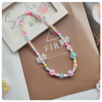 Gyermekeknek szóló masni-kötésű nyaklánc, átlátszó akril gyöngyökkel – kézzel készített, 3–10 éveseknek