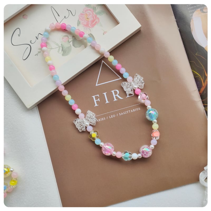 Gyermekeknek szóló masni-kötésű nyaklánc, átlátszó akril gyöngyökkel – kézzel készített, 3–10 éveseknek