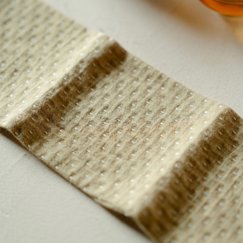 Accesorii pentru ceremonia ceaiului – prosop din material textil, gros și absorbant, lucrat manual; ambalaj într-o cutie de carton