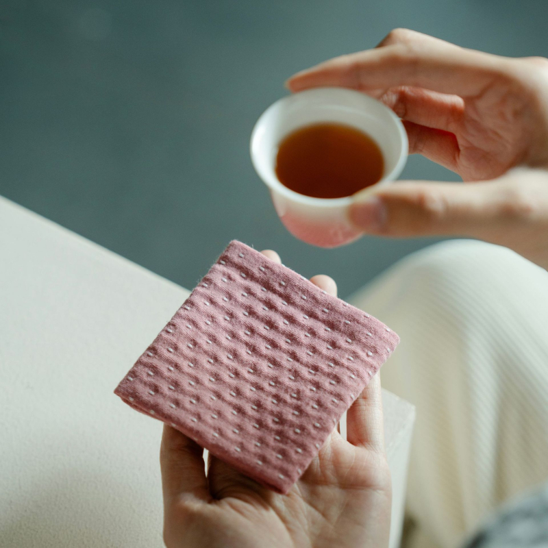 Accesorii pentru ceremonia ceaiului – prosop din material textil, gros și absorbant, lucrat manual; ambalaj într-o cutie de carton