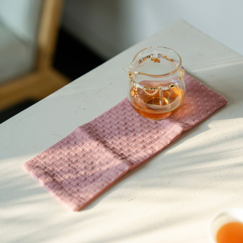 Accesorii pentru ceremonia ceaiului – prosop din material textil, gros și absorbant, lucrat manual; ambalaj într-o cutie de carton