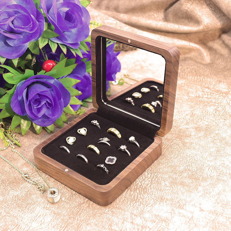 Cutie de bijuterii din lemn de nuc cu interior catifelat – spațiu mare pentru inele și ceasuri