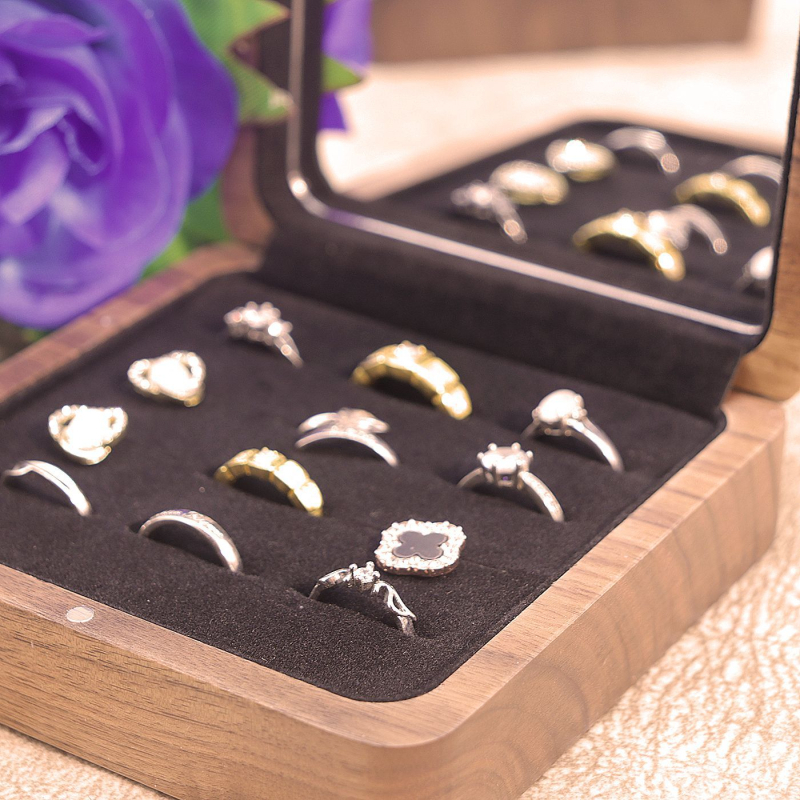 Cutie de bijuterii din lemn de nuc cu interior catifelat – spațiu mare pentru inele și ceasuri