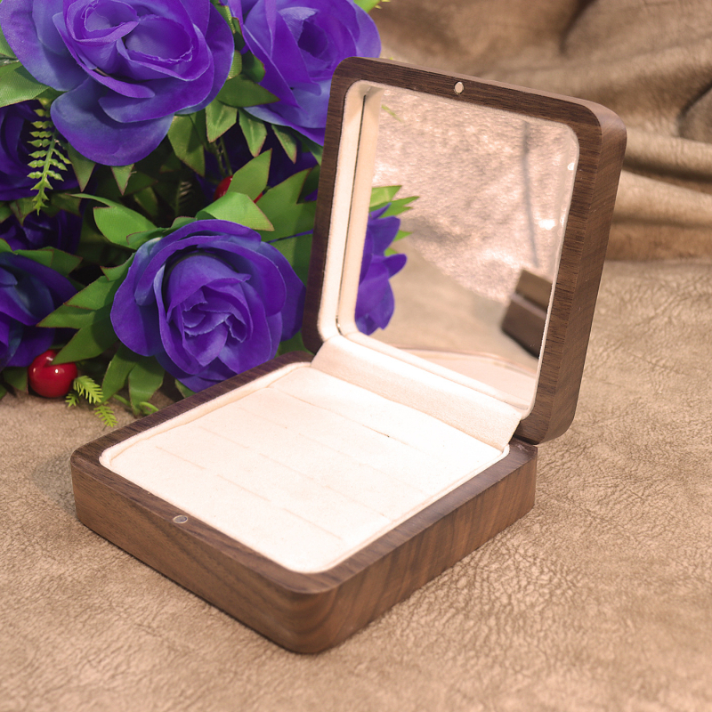 Cutie de bijuterii din lemn de nuc cu interior catifelat – spațiu mare pentru inele și ceasuri