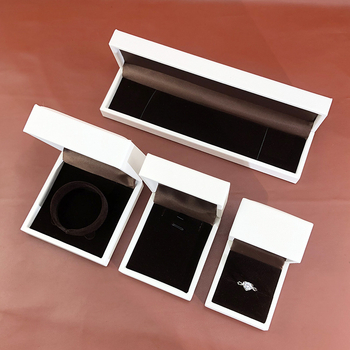 Кутия за бижута за пръстени, висулки и гривни — композитни материали; ниво на опаковка: продажбено/терминално; вид опаковка: кутия; цел: опаковка за бижута