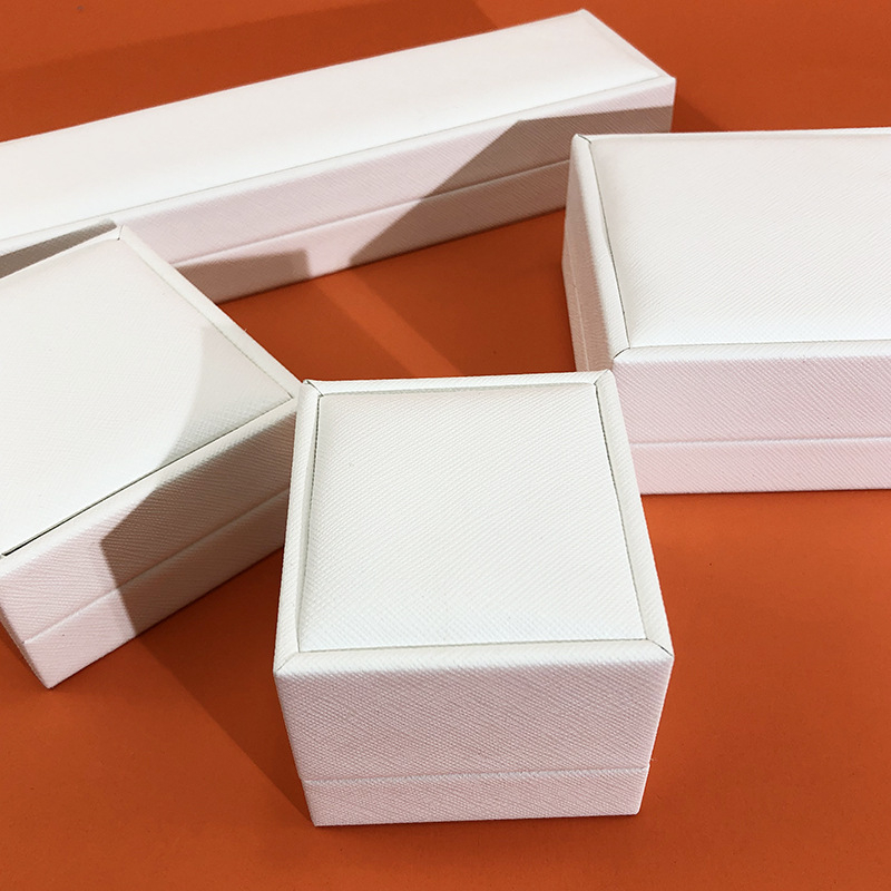 Кутия за бижута за пръстени, висулки и гривни — композитни материали; ниво на опаковка: продажбено/терминално; вид опаковка: кутия; цел: опаковка за бижута