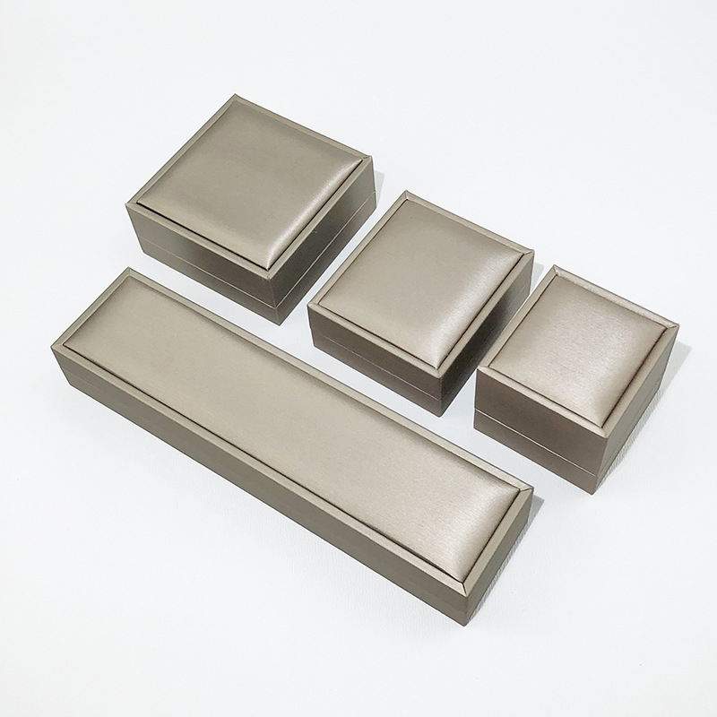 Кутия за бижута за пръстени, висулки и гривни — композитни материали; ниво на опаковка: продажбено/терминално; вид опаковка: кутия; цел: опаковка за бижута