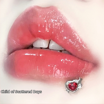 Lūpu pirsings ar iekšējo vītni – titāna tērauds, roku darbs, ģeometrisks stil