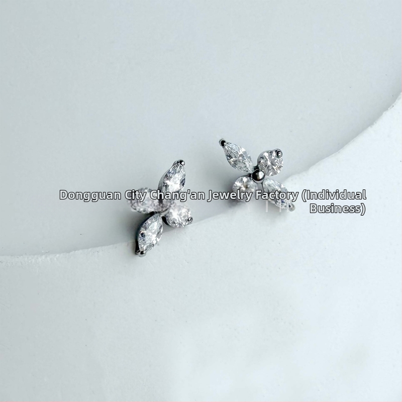 F136 Titāna lūpu pīrsingam ar 5A cirkoniem, četrlapu kliņģera motīvs, G23 titāna sakausējums ķermeņa pīrsingam