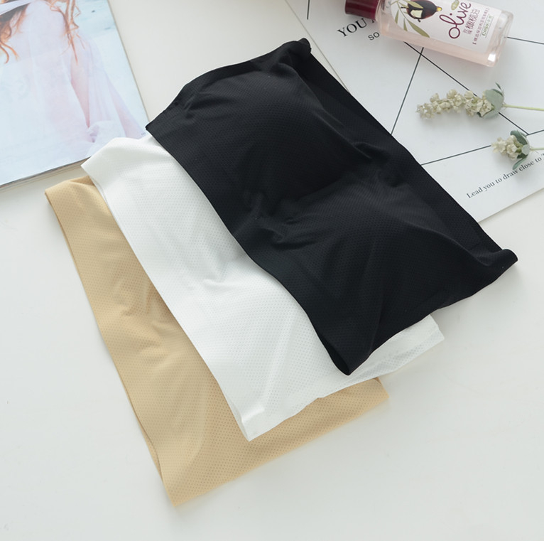 Jednodelni beznaramen grudnjak s uklonjivim masažnim jastučićima, brzo sušeća prozračna tkanina Ice Silk; glavni materijal 80-90% najlon; puni kupak s tankim oblikovanim kupom; izdano 2017; pogodno za uzrast 18-40; tolerancija ±0.5 cm