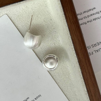 Réz fülbevalók elektroplattált felülettel, matt felület, ovális geometriás dizájn