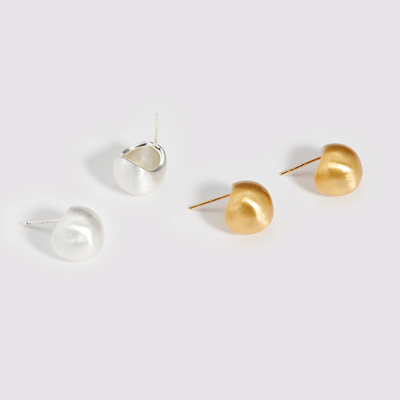 Réz fülbevalók elektroplattált felülettel, matt felület, ovális geometriás dizájn