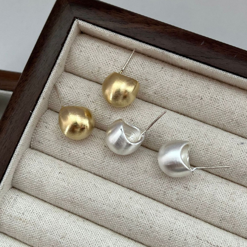 Réz fülbevalók elektroplattált felülettel, matt felület, ovális geometriás dizájn